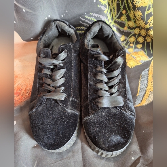 BLACK VELVETY SHOES SIZE 5 BIG GIRL - Picture 2 of 7